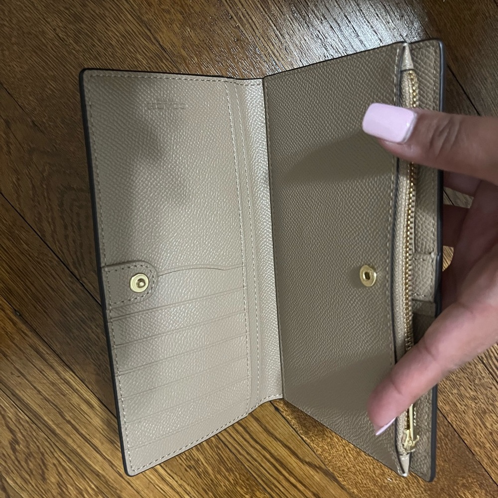 Coach: Ivory Snap Wallet☁️ - Picture 6 of 7